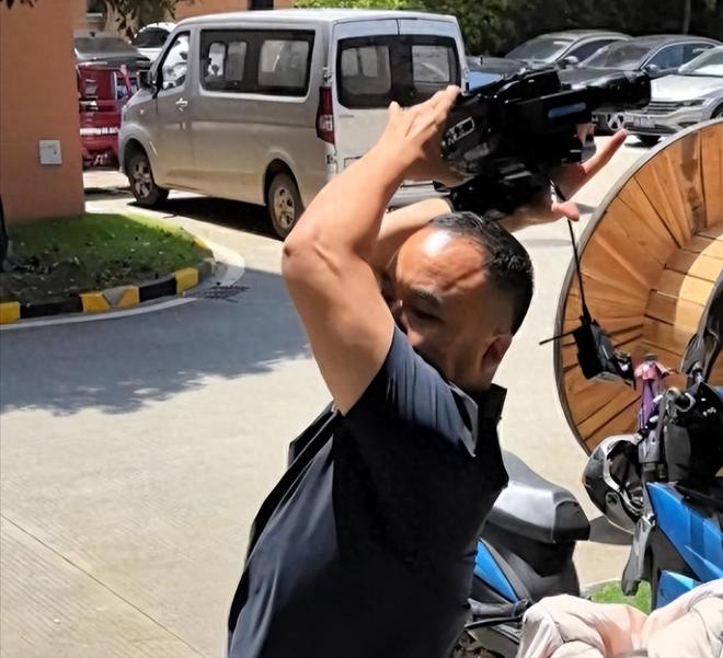 超级草根vs村霸直播视频，当手机镜头成了最硬的拳头